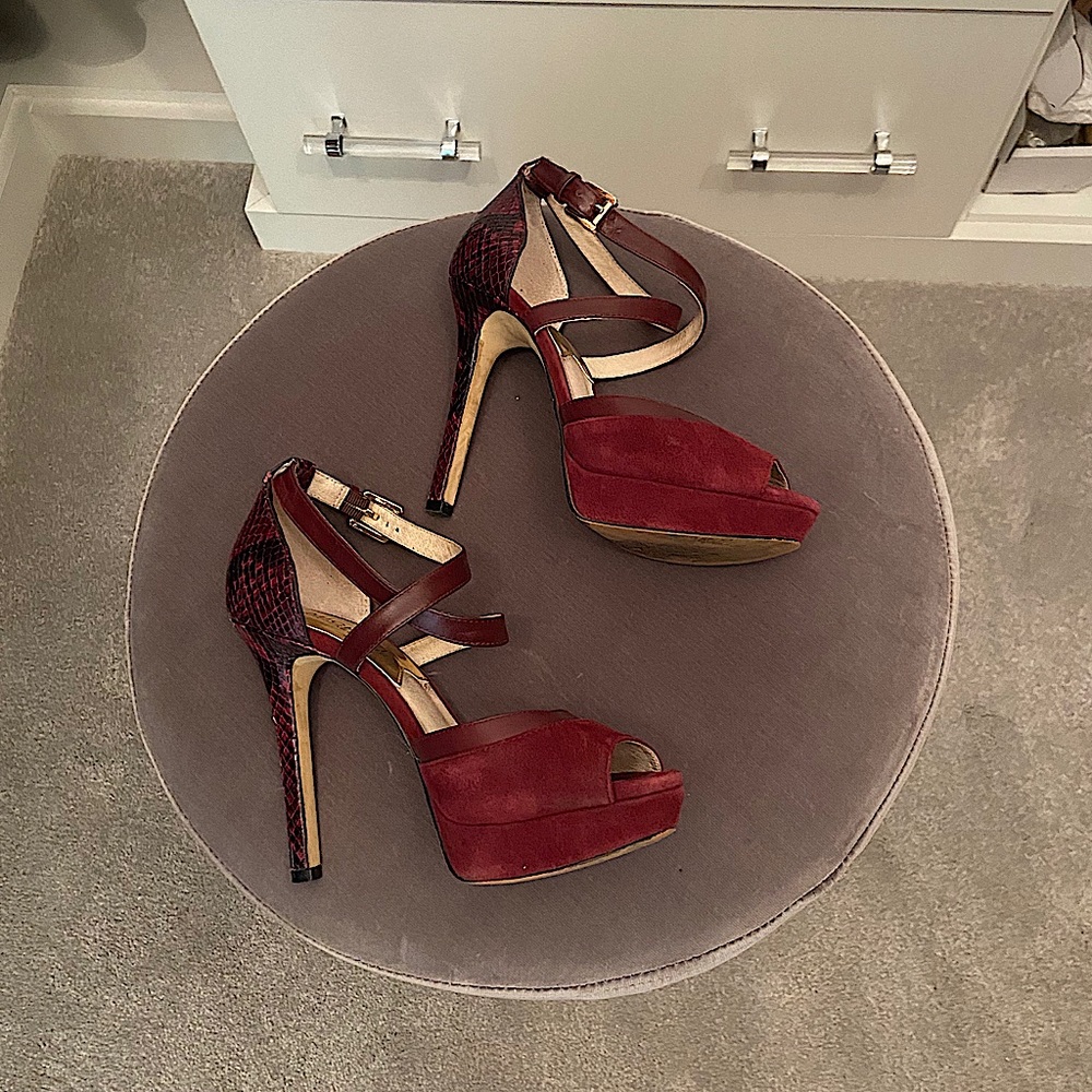 🎉🎉Michael Kors Cross Strap platforms